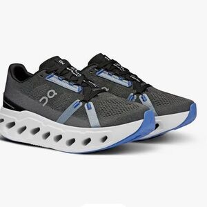 Brand new On Running women’s Black and Blue cloudeclipse